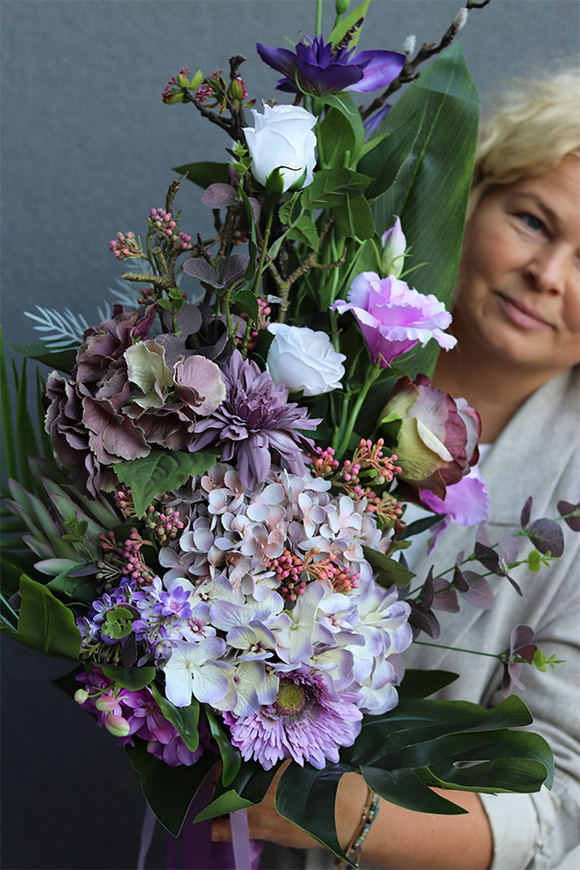 Korrena, bukiet nagrobny z fioletowych kwiatów