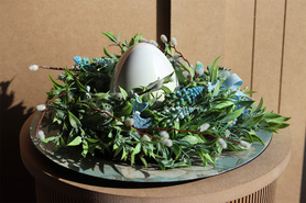 Wielkanocne Błękity, stroik wielkanocny na talerzu z jajem, wym.12x30cm 