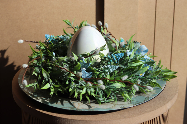 Wielkanocne Błękity, stroik wielkanocny na talerzu z jajem