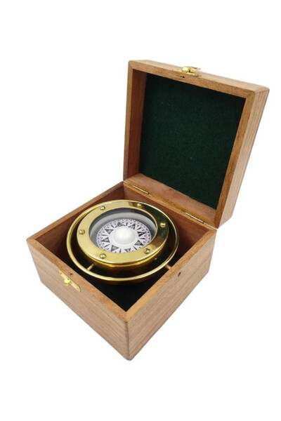 kompas żeglarski w drewnianym pudełku o wym.15x15x11.25cm