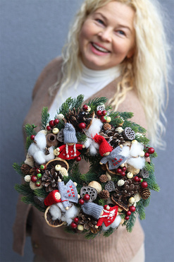 Skrzaciki Max, świąteczny wianek z laleczkami, śr.28cm