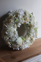 Bielina White, wianek z białych kwiatów