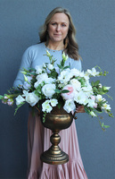 Carynea Gold, bogata kompozycja kwiatowa w pucharze