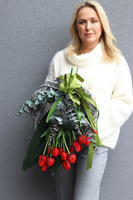 Red Tulips 2, dekoracyjny wianek tulipanowy