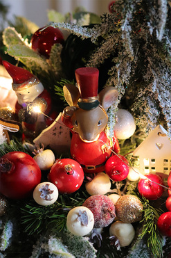 Dzieci Zimą, stroik świąteczny LED z dziadkiem, wym.47x57x34cm 