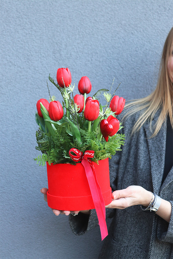 Miłosny, walentynkowy flowerbox z tulipanami