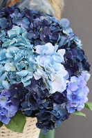 Navy Blue Provance, kosz z hortensjami