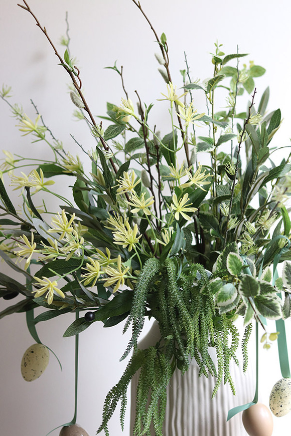 Wiosna u Progu, kwiaty w wazonie