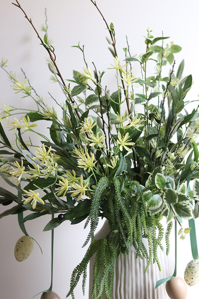 Wiosna u Progu, kwiaty w wazonie