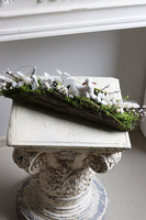 Zajączki Longia, dekoracja wielkanocna w omszałej korze drewna