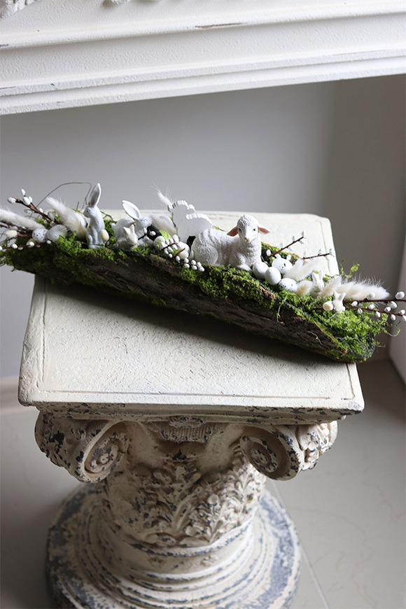 Zajączki Longia, dekoracja wielkanocna w omszałej korze drewna