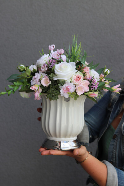 Helinata 2, kompozycja kwiatowa w białym wazonie