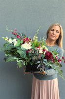 Ruberia, kompozycja nagrobna w misie z bordową chryzantemą