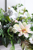 Nicoletta, dekoracja nagrobna w misie z aniołem