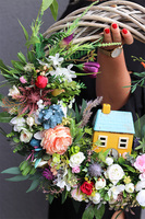 Domostwo Wiosną, dekoracyjny wianek z domkiem