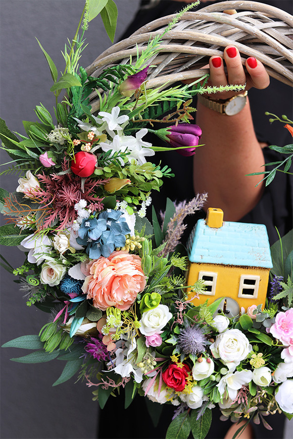 Domostwo Wiosną, dekoracyjny wianek z domkiem