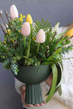 OD RĘKI Leori Terise, wiosenna kompozycja w pucharze, wym.41x54cm