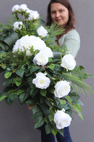  Kalipso White Roses 2, biała wiązanka nagrobna na desce