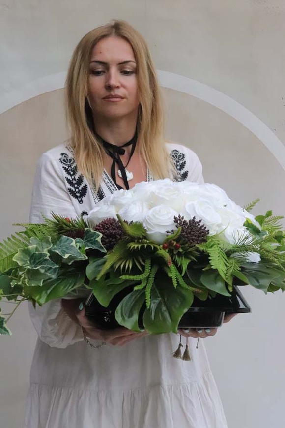 Culli Rose, kompozycja nagrobna w naczyniu