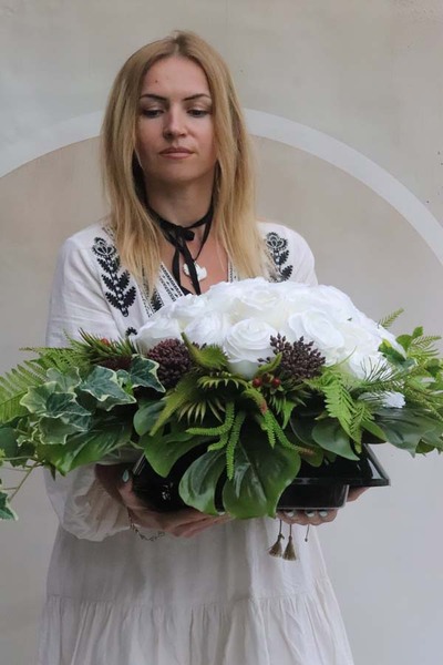 Culli Rose, kompozycja nagrobna w naczyniu
