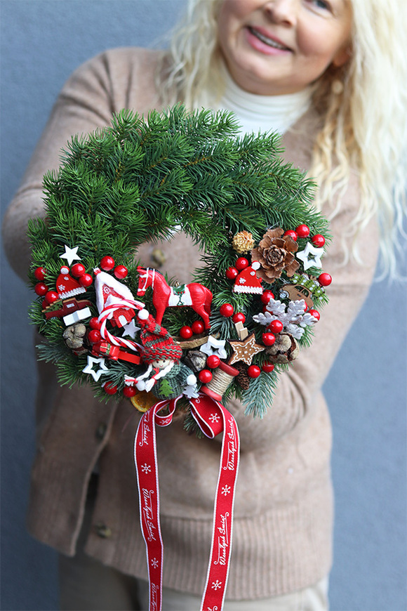 Konik na Biegunach, świąteczny wianek z asymetryczną dekoracją