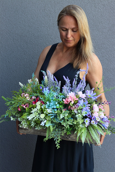 Hellia Łąka, kompozycja kwiatowa w konarze, wym.44x77x36cm