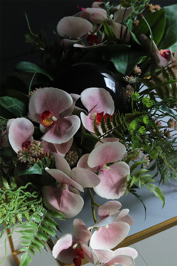 Dekoria Laos Aurisa, kompozycja w podłużnym naczyniu