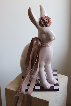 Bunny Glamm, figurka wielkanocna zajączek z kwiatem, wys.47cm