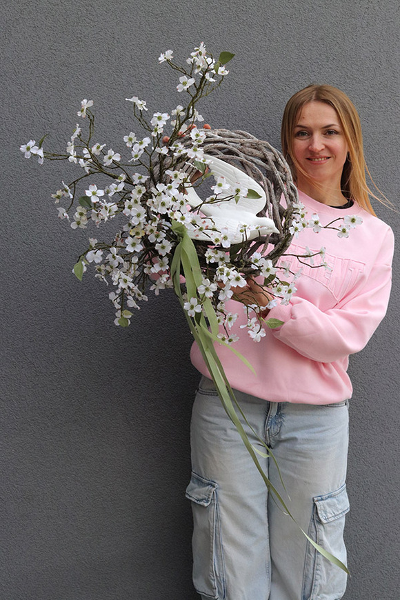 Gołąbek Pokoju, asymetryczny wianek na drzwi z ptaszkiem