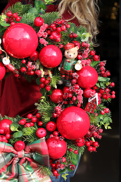 Świąteczna Iskra, czerwony świąteczny wianek z misiami