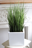 Fiberglass White, sztuczne trawy w eleganckiej donicy