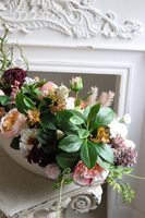 Miodowy Dom, kompozycja kwiatowa w łódce	