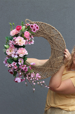 OD RĘKI Isabella, wianek dekoracyjny z różowymi kwiatami, rozp.70cm