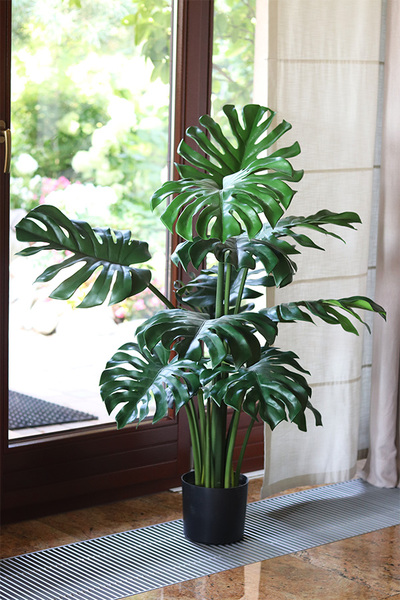Monstera, sztuczne drzewko w doniczce