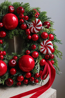 Witaj Mikołaju, czerwony świąteczny wianek