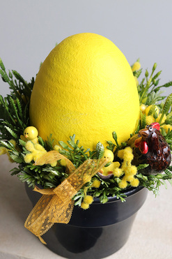 OD RĘKI Yellow Egg, stroik wielkanocny z ceramicznym jajkiem, wym.25x20cm