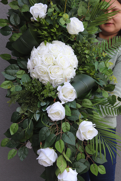  Kalipso White Roses 2, biała wiązanka nagrobna na desce
