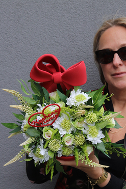 OD RĘKI Daisy Dori, kompozycja kwiatowa w buciku, wys.19cm
