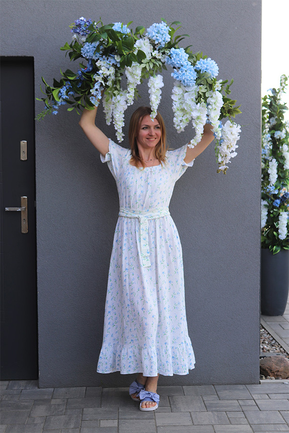 Belledia, girlanda z białymi i niebieskimi kwiatami