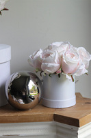 Delicate Roses, biały flowerbox z różami