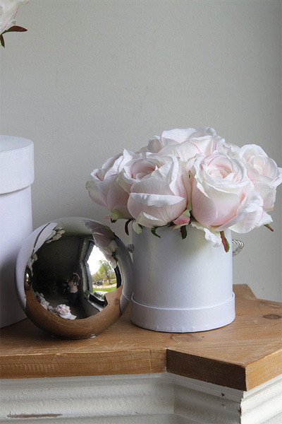 Delicate Roses, biały flowerbox z różami