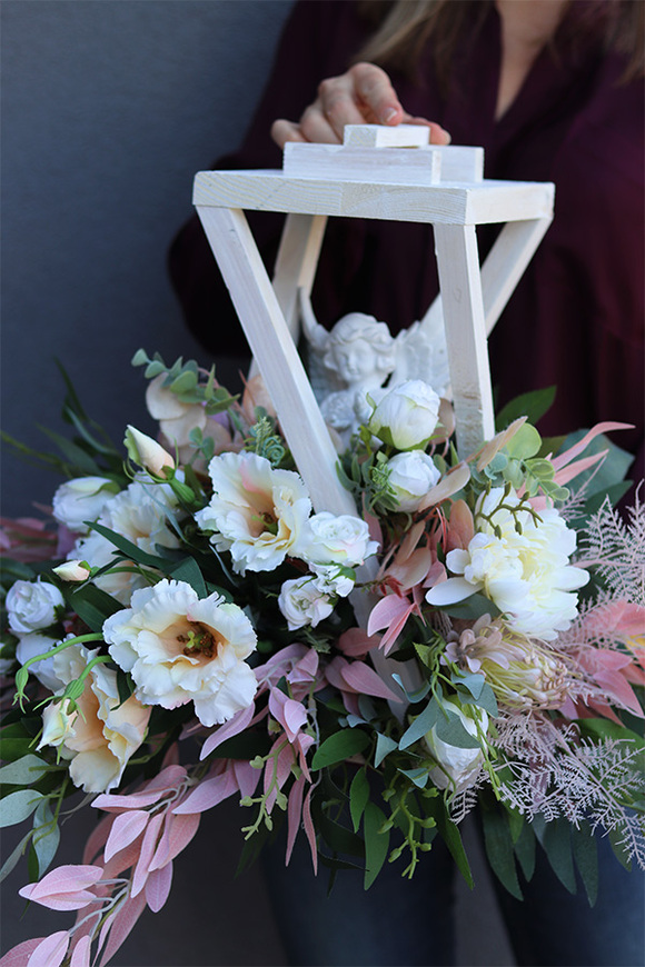 Angelo Floresa Pink, kompozycja nagrobna w lampionie