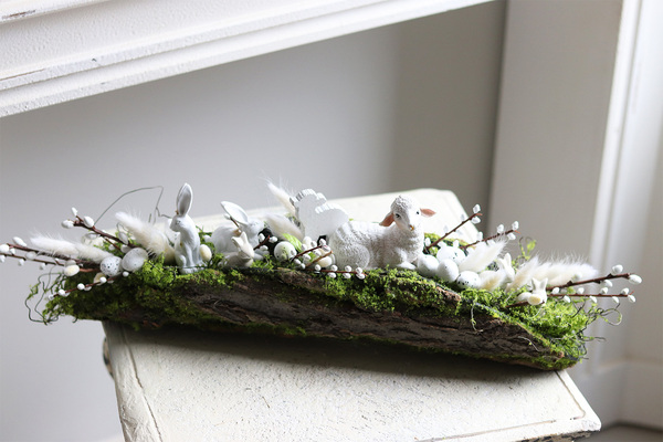 Zajączki Longia, dekoracja wielkanocna w omszałej korze drewna