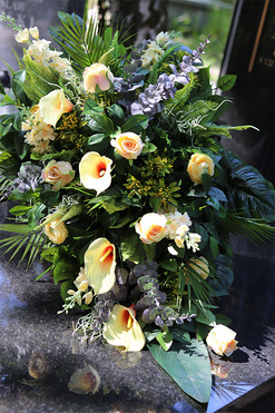 Eurydyka, żółta wiązanka nagrobna z kaliami, dł.104cm