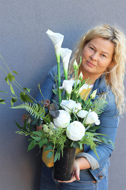 Lessuna, bukiet nagrobny z kallami, wys.57cm