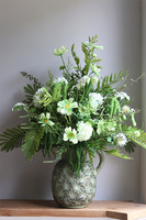 Nedila Izabella, kompozycja kwiatowa w naczyniu