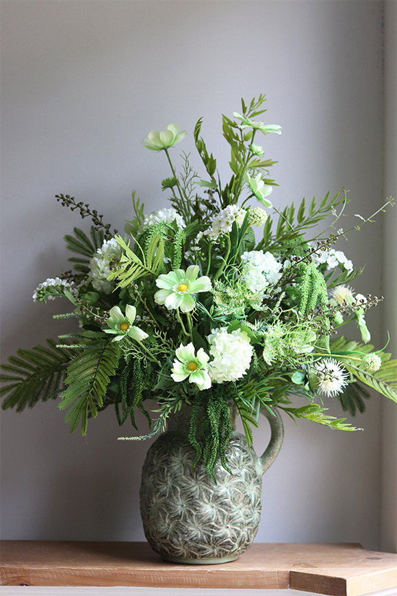 Nedila Izabella, kompozycja kwiatowa w naczyniu