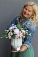 Helinata 2, kompozycja kwiatowa w białym wazonie