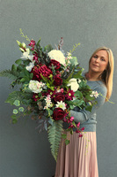 Ruberia, kompozycja nagrobna w misie z bordową chryzantemą