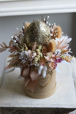 flowerbox Beige Easter, wielkanocny stroik ze złotym jajem, wys.35cm  